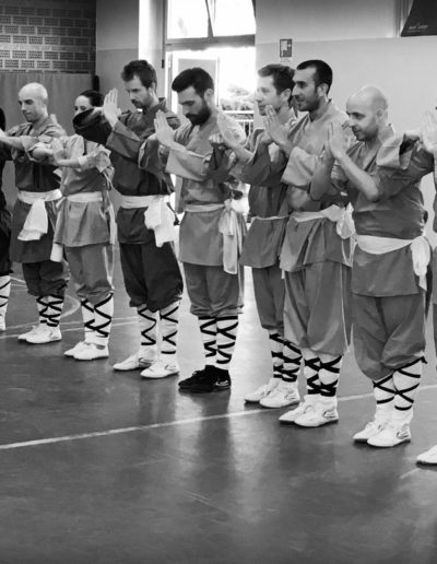 Nekobukai. Scuola di wuseng shaolin in fila per il saluto al maestro